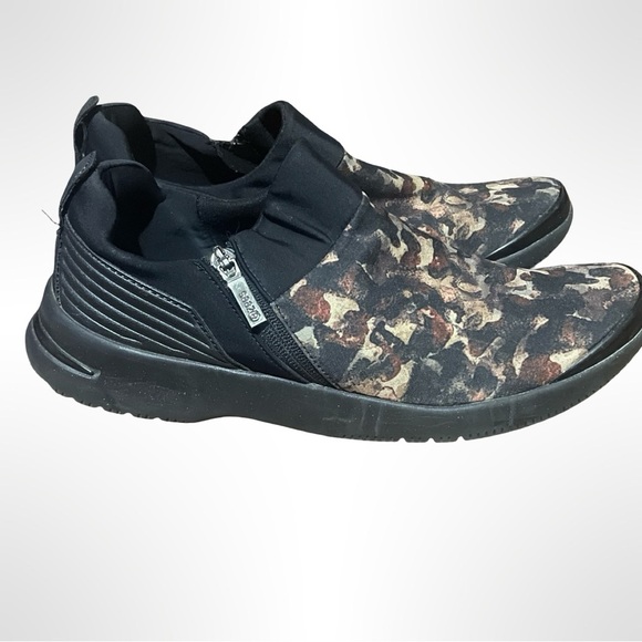 BZees Stylish Camouflage Slip-On Sneakers men’s size 9.5 - Picture 1 of 6